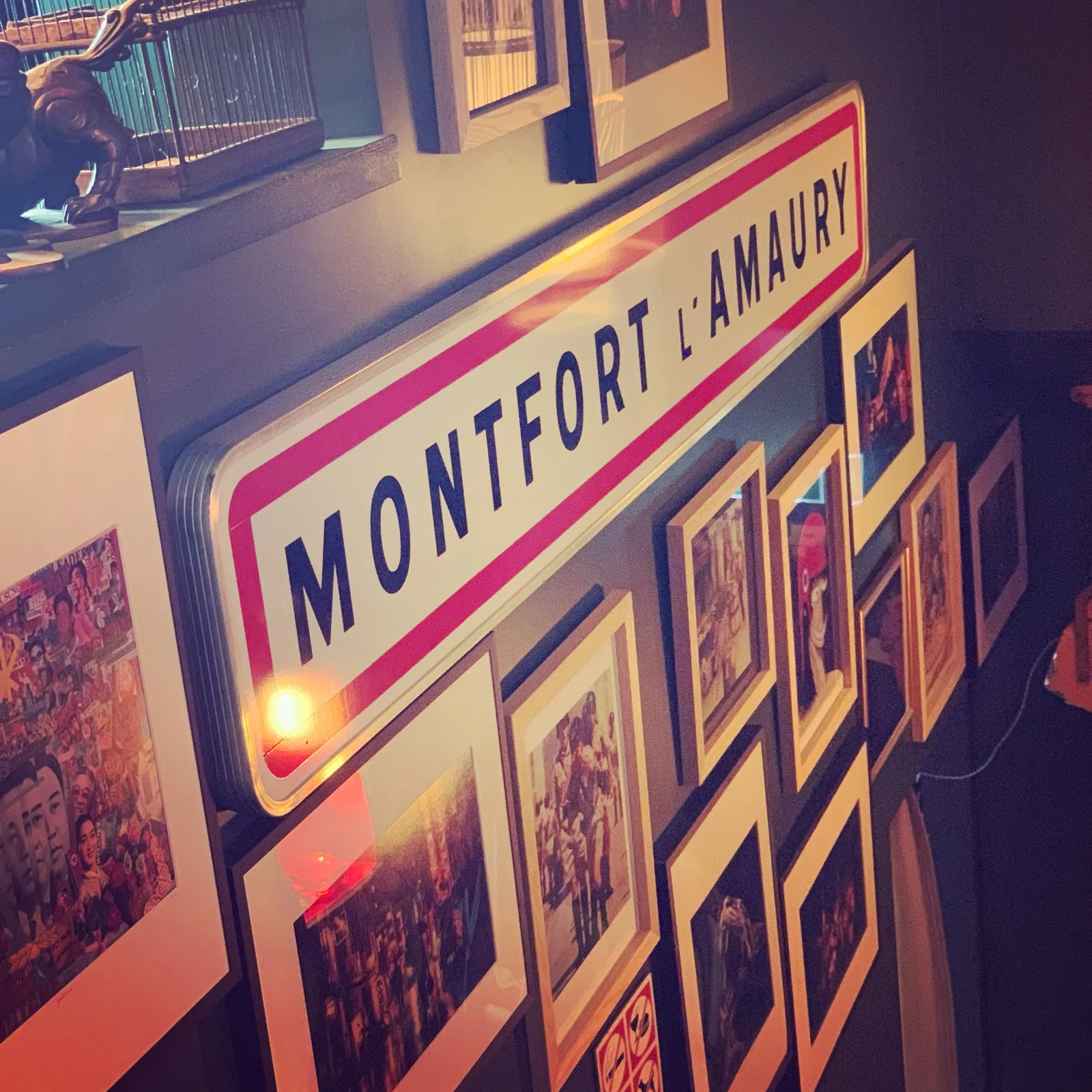 Panneau Montfort-l’Amaury et cadres du restaurant
