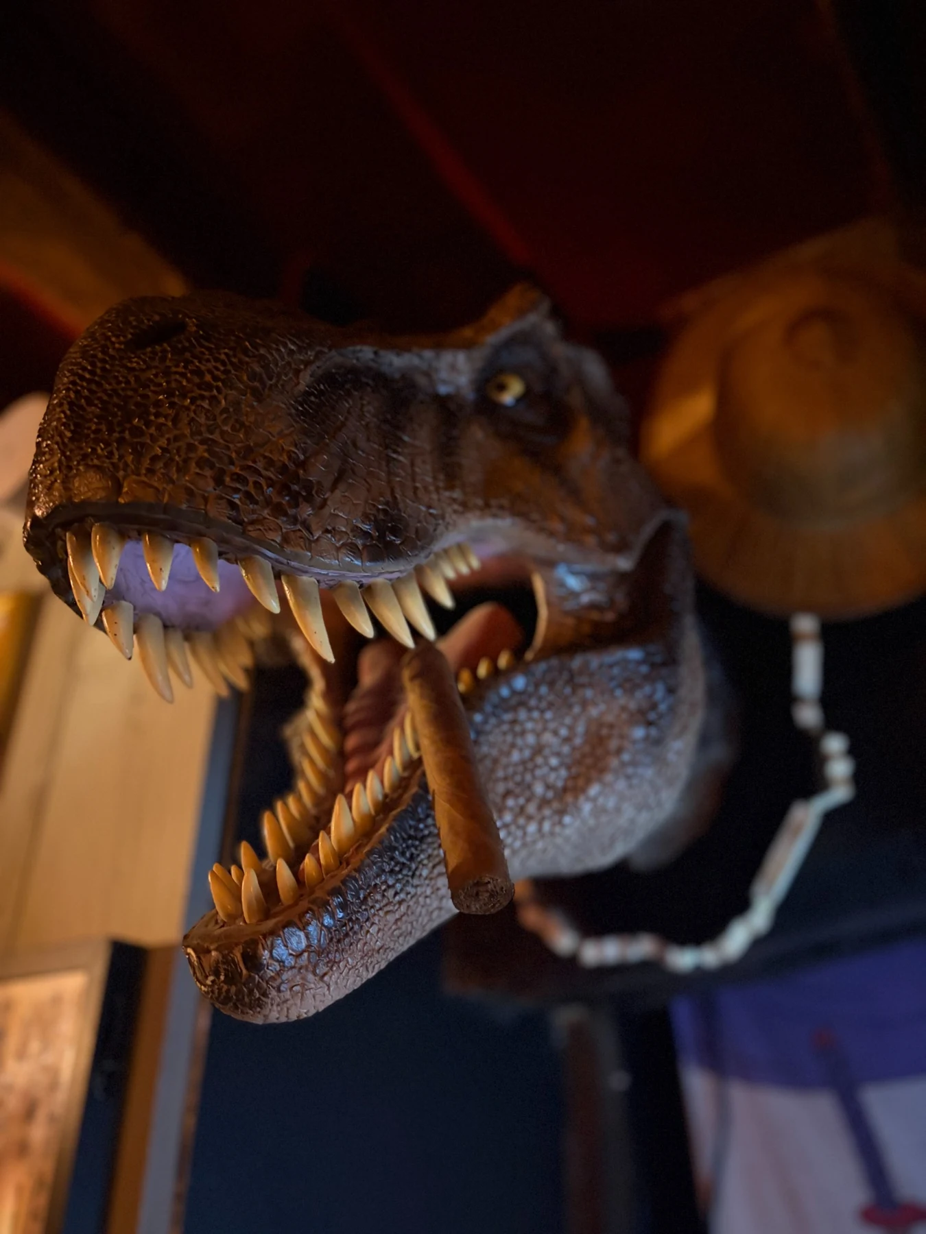 Tête de dinosaure dans le décor du restaurant