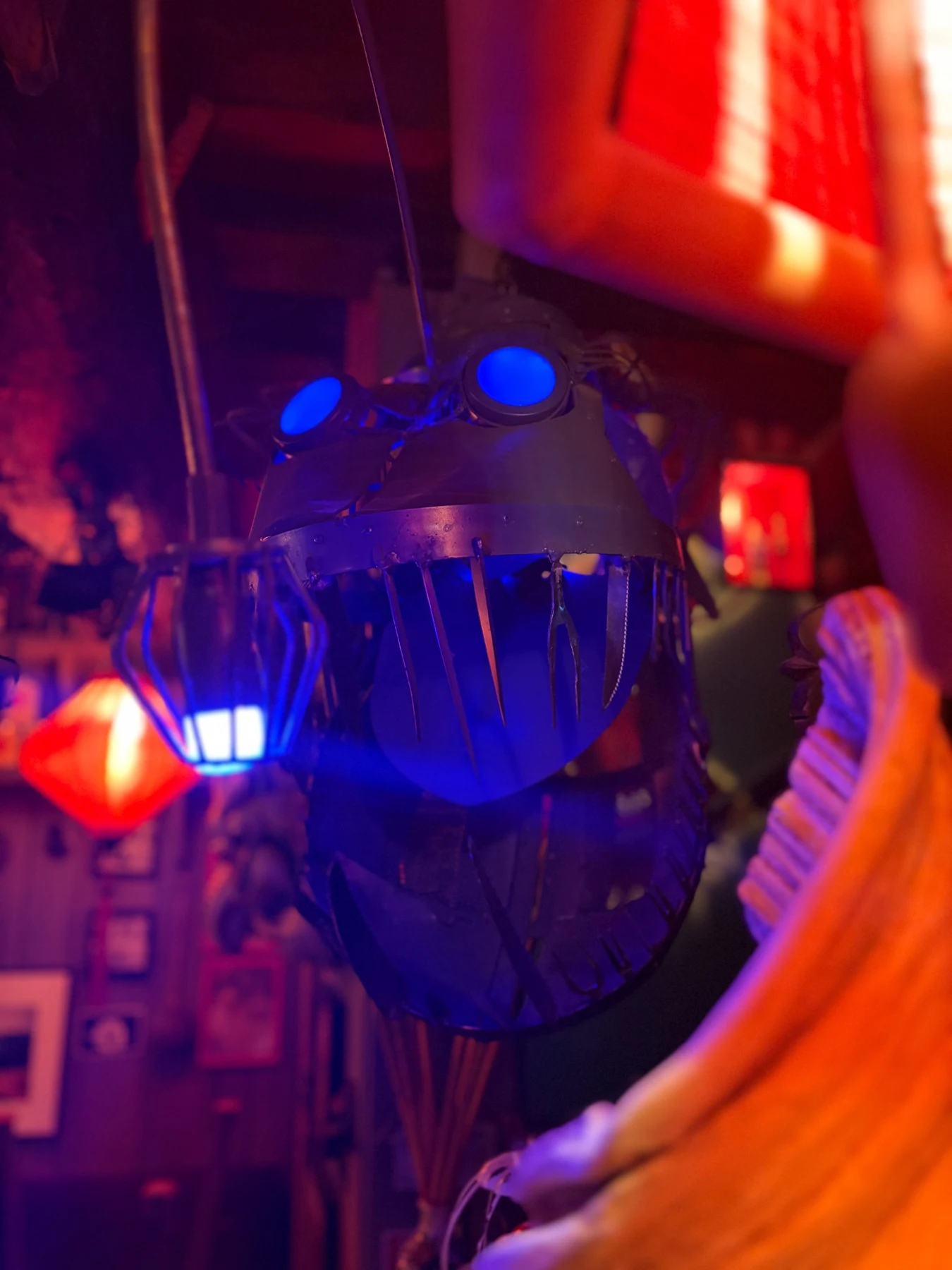 Décor de Chi fan éclairé de rouge et bleu