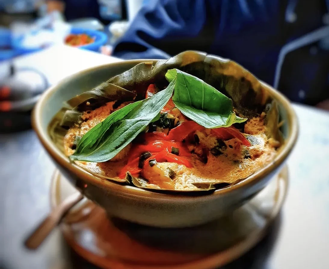 Plat servi dans un bol, garni de basilic