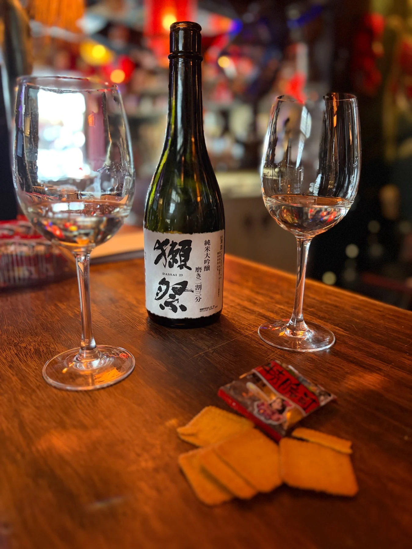 Bouteille de saké et deux verres sur une table