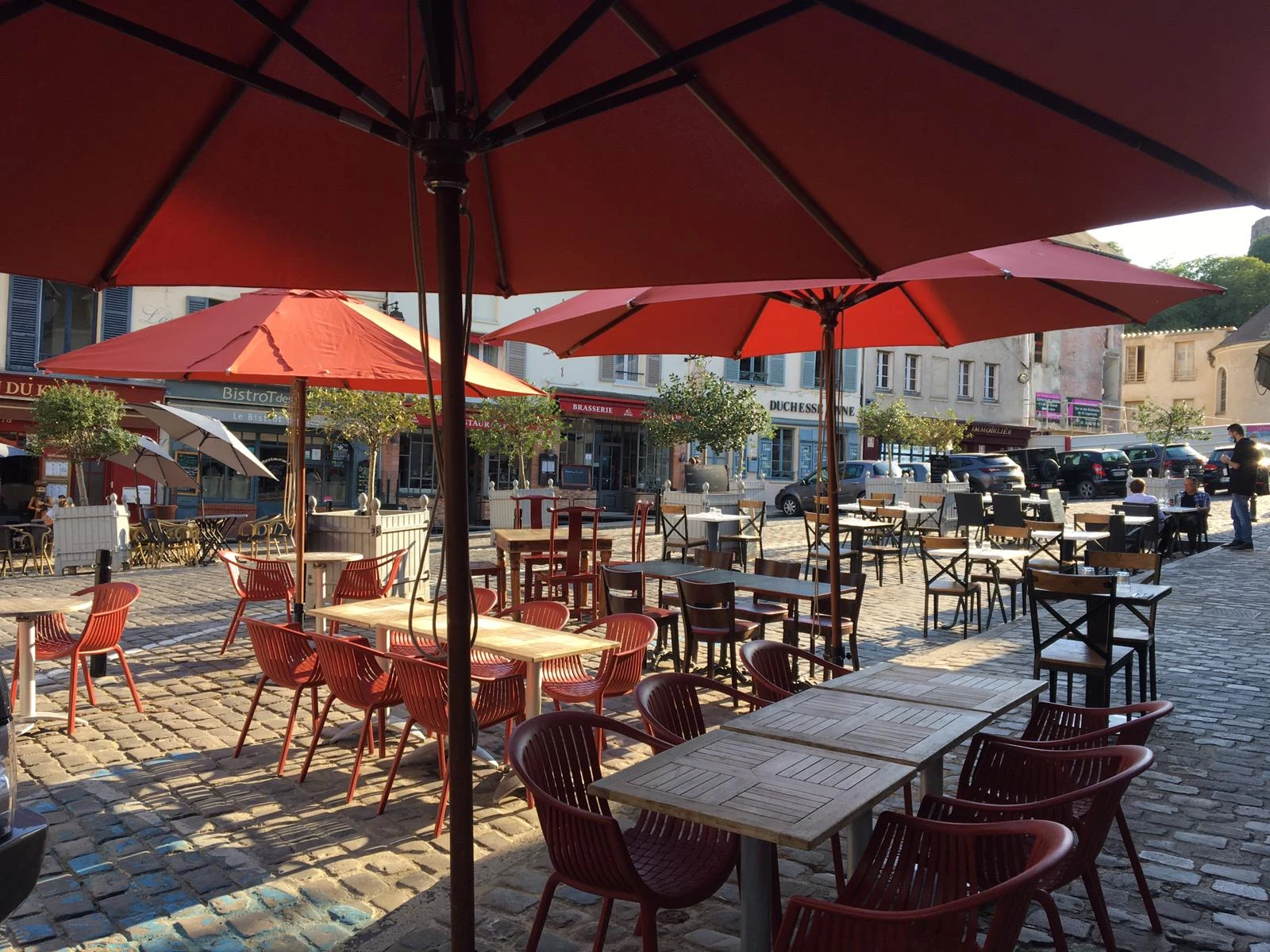 Terrasse du restaurant sur la place de la Libération